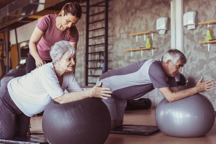 para quien es adecuado el pilates para mayores 905x603